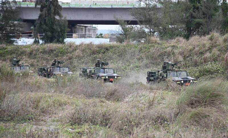 悍馬車機動至戰術位置。（圖片擷取自中華民國海軍臉書）