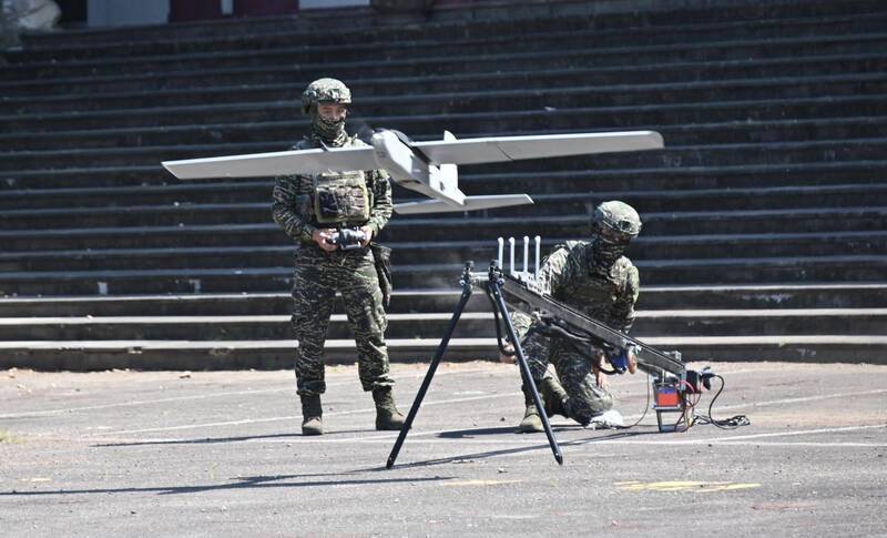 國軍官兵施放無人機進行戰場環境偵監，並提升國軍操作無人機經驗。（圖片擷取自中華民國海軍臉書）