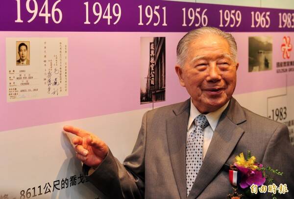 民國2年（1913年）出生的陳文寬，被譽為近代史航空的傳奇人物。圖為陳文寬在民航局核發的第一張商用民航飛行執照資料前合影。（資料照）