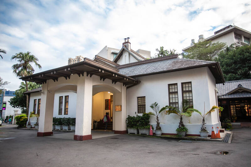 孫立人將軍官邸為「和洋併置」建物，兩層樓的洋館具有茶色屋頂、白色牆面及高挑的石造梁柱。（記者劉宇捷攝）