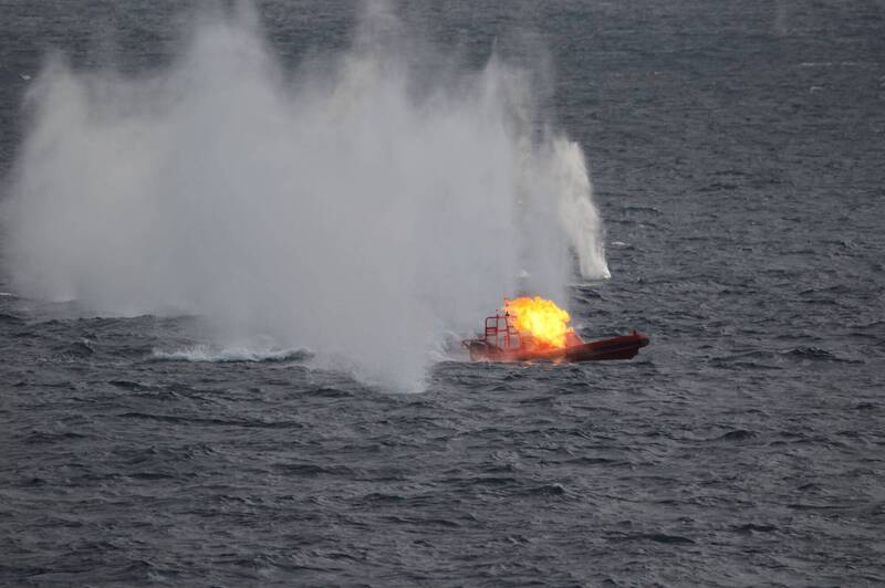 美國海軍以方陣快砲對快速小艇進行打擊。（美國海軍）