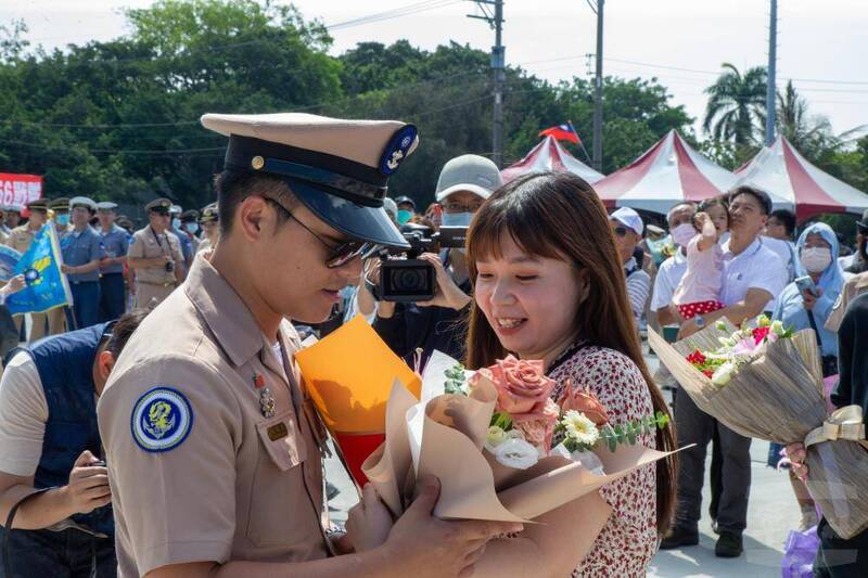 軍武圖輯》敦睦艦隊光榮歸國 千名眷屬熱烈迎接 自由軍武頻道