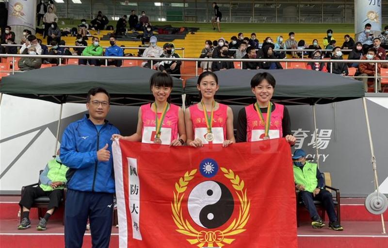 何佳瑾（右二）曾代表學校參加全國大專校院田徑公開賽榮獲一般女子組3000公尺障礙金牌。（圖：取自青年日報）