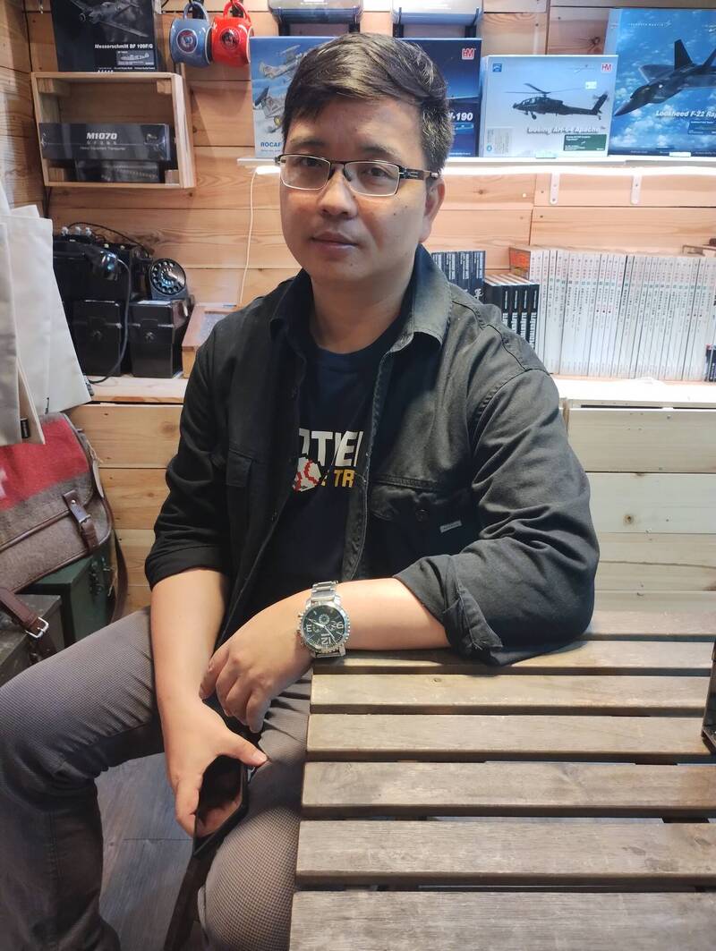 「軍物特搜」老闆朱先生興趣廣泛，行動力強，每項領域都有涉略，也敢闖敢試。（記者吳哲宇攝）