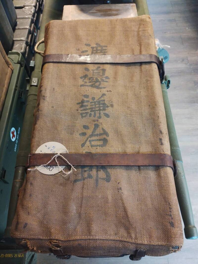 圖為日軍的個人行李箱，內包含軍人的私人或公發生活用品，可見所有人為渡邊謙治郎，店內還有另一個行李箱，所有人為大熊。（記者吳哲宇攝）