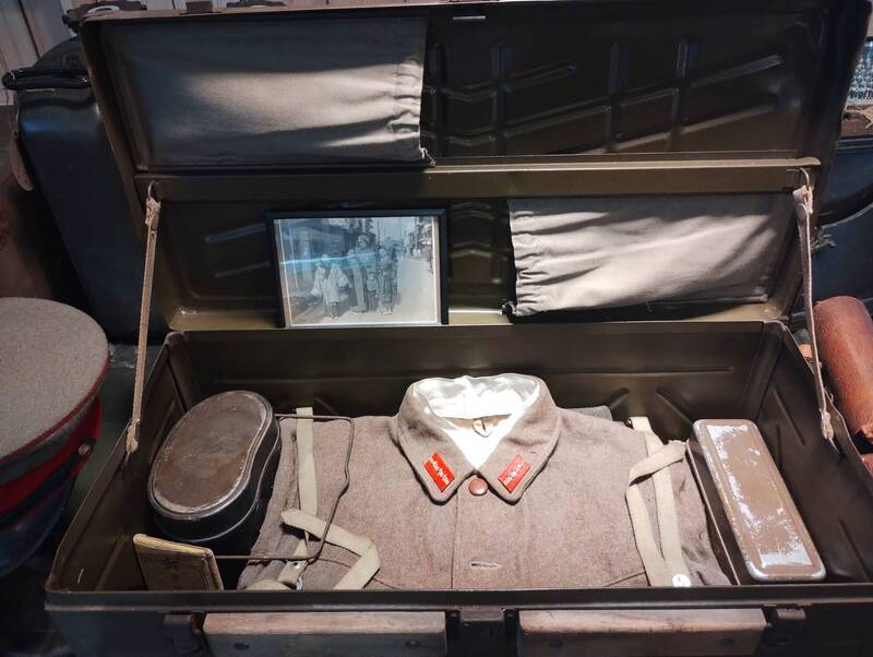 行李箱內的公發生活用品及制服，可還原當時的生活樣貌，相當珍貴少見。（記者吳哲宇攝）