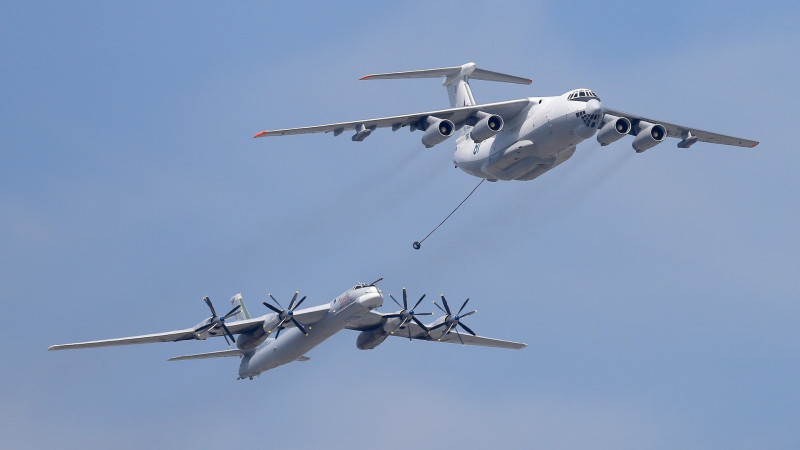 5月24日，解放軍戰機和俄羅斯圖-95戰略轟炸機（下）同框，聯合實施戰略巡航。（擷取自推特）