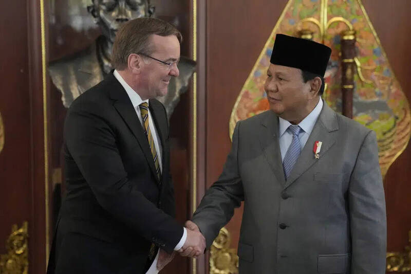 峰會期間，德國國防部長皮斯托利斯與印尼國防部長普拉伯沃（Prabowo Subianto）在深化軍事合作上達成共識。（美聯社）