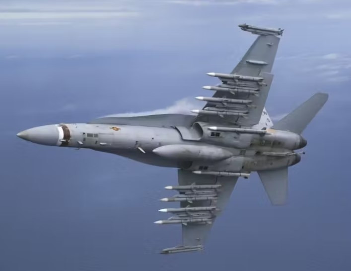  美國陸戰隊的F/A-18C大黃蜂戰機，掛載AIM-120先進中程空對空飛彈。（取自DVIDS）