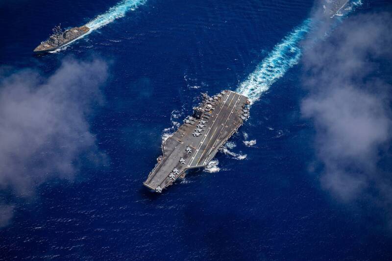 美、日、加、法4國日前於菲律賓海舉行聯合軍事演習，強化印太地區的聯合打擊能力。圖為「尼米茲號」航空母艦與「安提坦號」巡洋艦編隊航行。（圖片擷取自第七艦隊臉書）