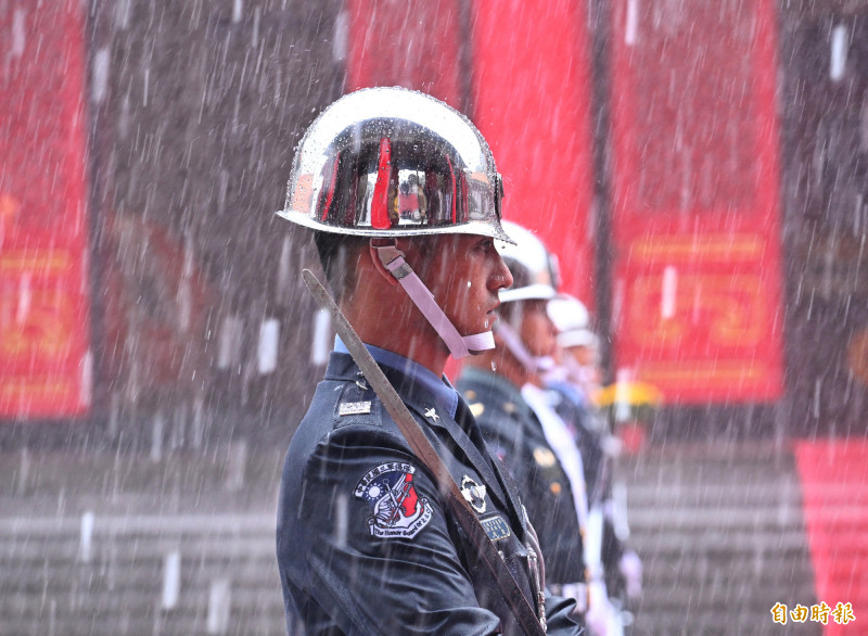 入祀典禮開始前下起傾盆大雨，伴隨陣陣雷聲，三軍儀隊、軍樂隊及觀禮的官兵代表在雨中就定位，短短幾分鐘所有官兵都淋成落湯雞。（記者劉信德攝）