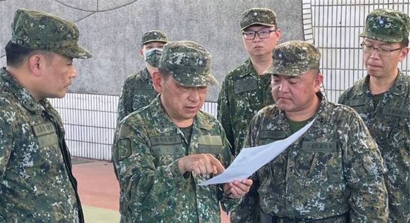 後備指揮部指揮官傅正誠中將昨日（4日）在各後備幹部的陪同下，視導新北市後備指揮部嵩山站臺連教育召集訓練實況。（圖：取自青年日報）