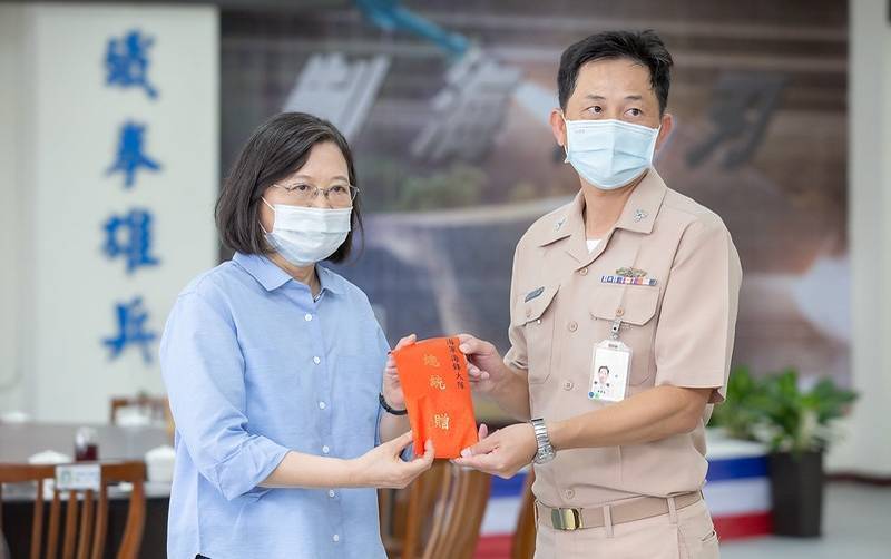 因應雄風反艦飛彈的機動中隊陸續成立，海軍海鋒第二大隊將於近期成軍，規劃明年上半年成立海鋒第三大隊，明年年底以前會將現行上校大隊長位階的海鋒大隊提升位階，成立少將指揮官位階的「海軍制海飛彈指揮部」。圖為蔡英文總統2021年視導海鋒大隊並頒發加菜金慰勉部隊，照片後方的鐵拳雄兵四字及雄風飛彈發射圖片，說明了海鋒大隊的任務與特性。（圖：取自總統府網站）