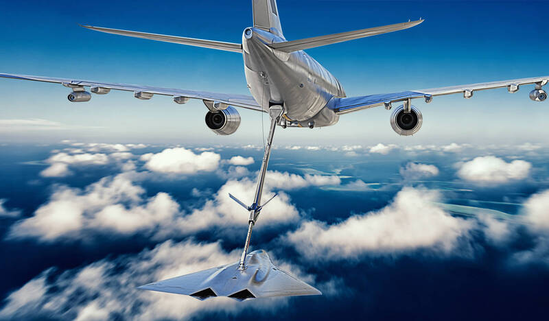 洛克希德LMXT新一代空中加油機的模擬圖中，以非F-35戰機的新戰機構型來示意。（洛克希德．馬丁官網）