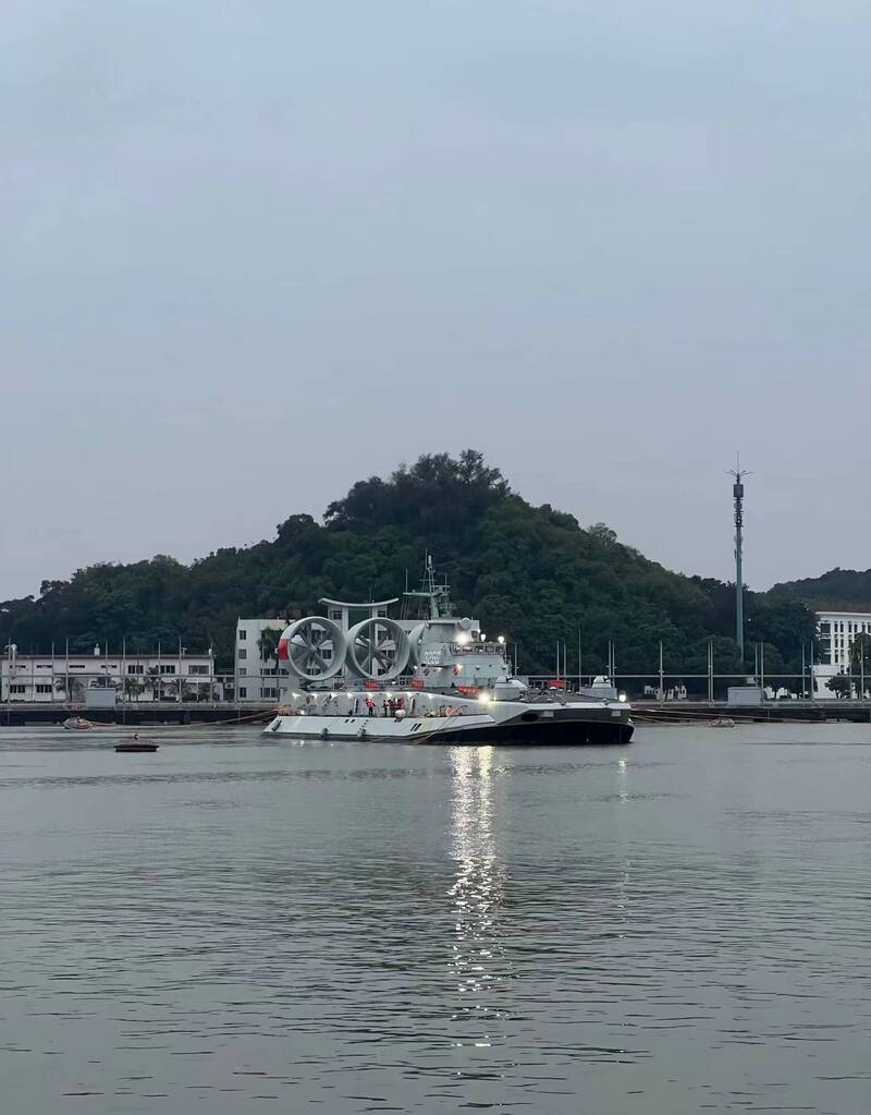 中共第一艘國產化的野牛級氣墊登陸艇，從外觀可看出在射控系統上與舊型有所改進。（圖片擷取自微博）