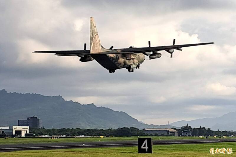 C-130H運輸機今天清晨將近6點降落台東豐年機場後，6點25分起飛離場，完成運補演練任務。（記者黃明堂攝）