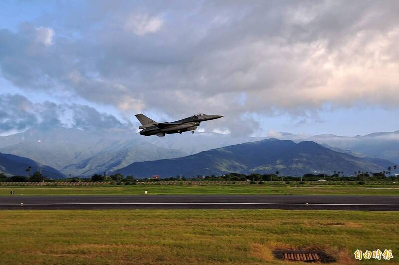 F-16V在台東豐年機場低空衝場。（記者黃明堂攝）
