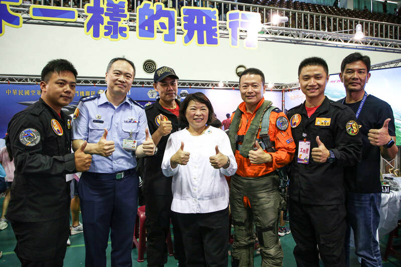 嘉義市長黃敏惠與F-16V特技飛行團隊（Demo team）於攤位前合影。（讀者黃明賢提供）