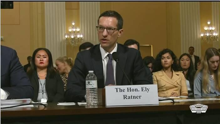 專注印太安全事務的助理國防部長拉特納（Ely Ratner）昨日參與「中共特設委員會」的聽證會。（截圖自美國國防部影片）