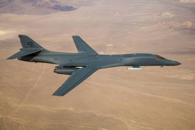 圖為於2020年成功掛載 AGM-158空對地飛彈（JASSM-ER）的B-1轟炸機，而今年10月將會繼B-52後，第二架執行掛載測評的戰略轟炸機。（美國空軍）