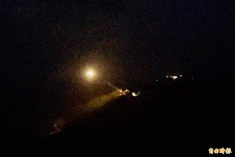 中科院九鵬基地凌晨「機密」飛彈試射，震撼劃破夜空。（記者蔡宗憲攝）
