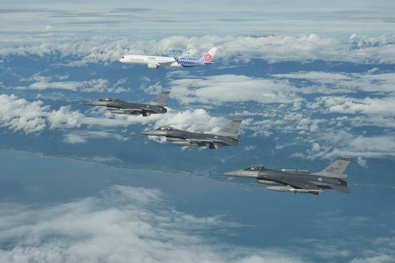 蔡英文總統於5日出訪時，空軍也派出嘉義基地的4架F-16V「毒蛇」戰機，升空與總統專機編隊，進行伴飛護送。（軍聞社提供）