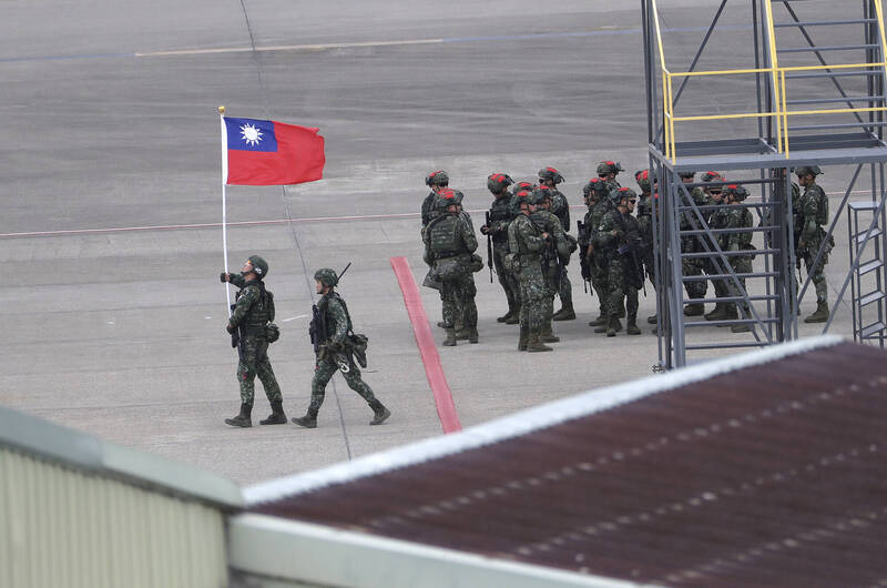 日本《讀賣新聞》報導，美軍計畫在2025年前在美國軍事基地訓練台灣一個營的陸軍部隊，這將是在美國的台灣國軍首度達到營級規模、約600至800人將在美受訓。圖為今年7月漢光演習部分場景。（美聯社資料照）