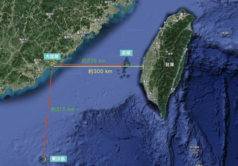 中共近日於福建「大埕灣」海域進行大規模聯合操演，距離澎湖約235公里，距台灣本島西部將近300公里，離南邊的東沙島則約有315公里。（圖片擷取自google地圖/記者劉宇捷製圖）
