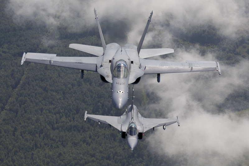芬蘭F/A-18C大黃蜂（Hornet）戰機（上）與瑞典JAS-39「獅鷲」戰機（下），2017年參與「秋季景色」（Ruska）演習的檔案照。（取自芬蘭空軍官網）
