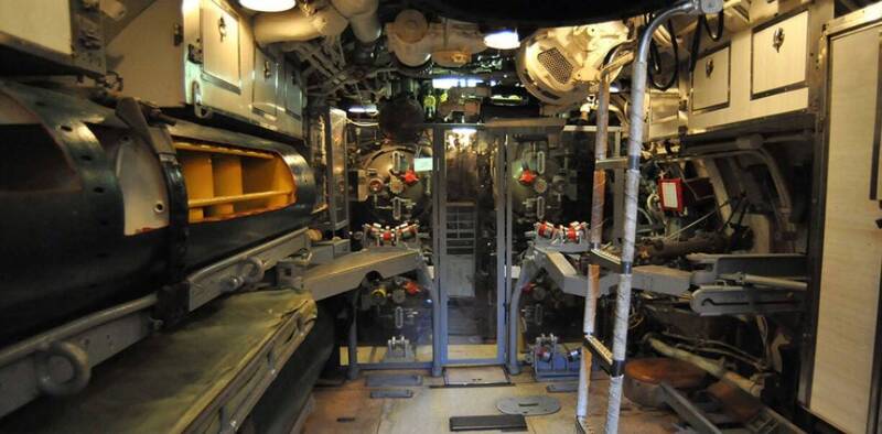 圖為已經過GUPPY改裝、與海豹號同級的博物館潛艦巴勞鱵級Clamagore號（SS-343）內部魚雷艙室，可看出空間狹小。（圖片擷取自愛國者海事博物館）