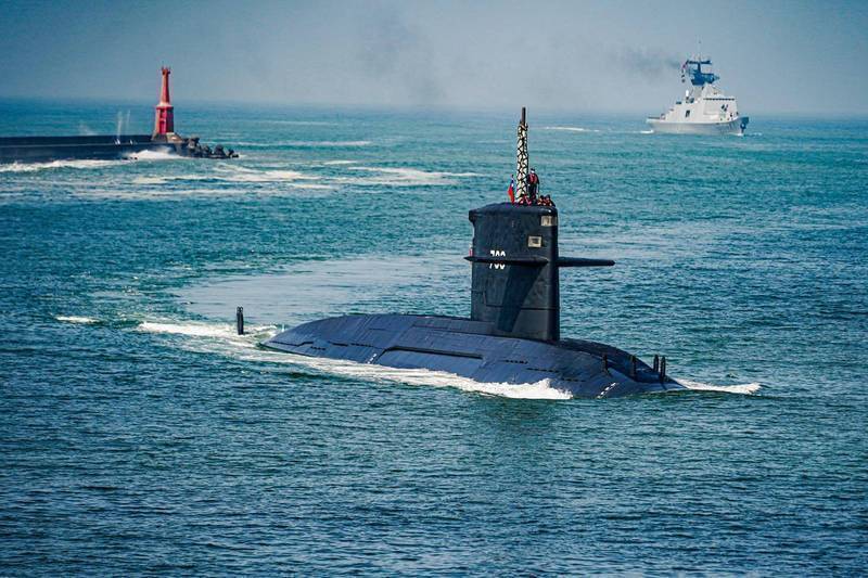 根據國防部先前向立法院提交的報告證實，海軍潛艦救難艦規劃案已核定納入「國軍五年兵力整建計畫」內。圖為現役793海龍號潛艦升起潛望鏡浮航進港。（圖：取自中華民國海軍臉書專頁）