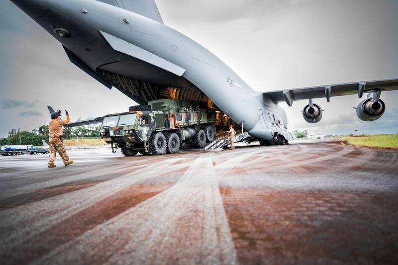 美軍駐日飛彈部隊在帛琉進行的射擊操演，「愛國者」防空飛彈車自軍用運輸機上前進至戰術部署位置。（駐日美軍官方推特）
