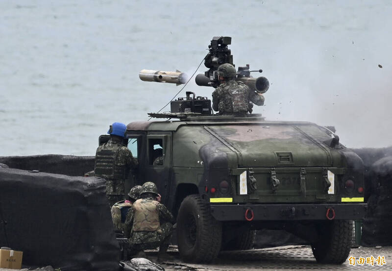 國防部明年度預算的「第一預備金」用於軍購頭期款被質疑，國軍解釋此須立法院審議三讀。圖為我國向美國軍購的拖式飛彈射擊狀況。（資料照）