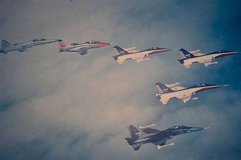 民國80年的國慶主力衝場編隊，由4架批有原型機塗裝的IDF戰機（右1至右4）、1架仍為早期塗裝的AT-3教練機（左2）及1架我當時主力的F-5F戰機（左1），組成大雁隊形飛過總統府上空。（青年日報提供）