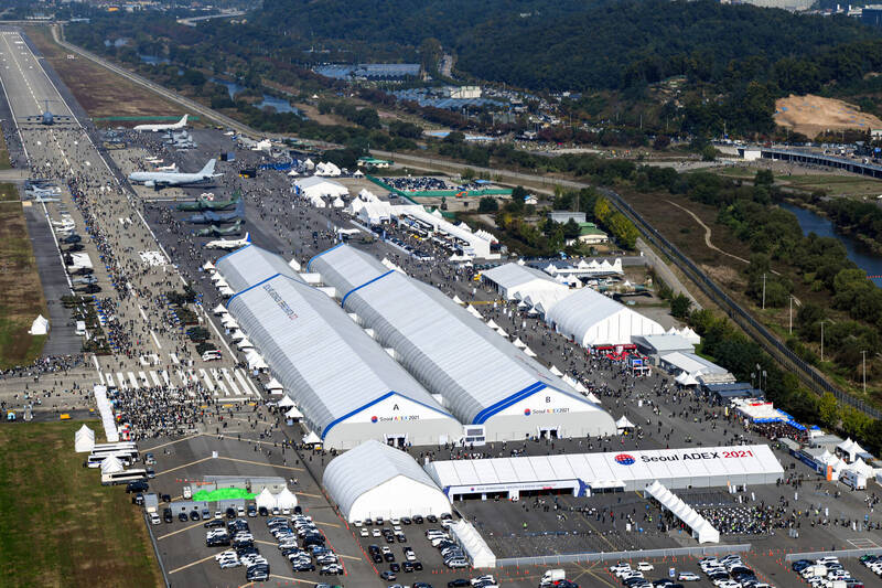 圖為2021年的首爾國際航太國防展（ADEX），靜、動態展示皆於同一場區，場面盛大。（首爾國際航太國防展官網）