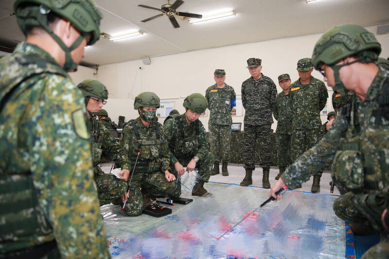 參謀總長梅家樹（右4），前往本次作為藍軍的機步269旅操演現地，了解部隊行進概況與行動預劃。（軍聞社提供）