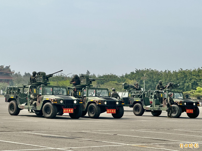 陸軍「長青17號」實兵操演在嘉義縣東石鄉港口宮附近舉行。（記者蔡宗勳攝）