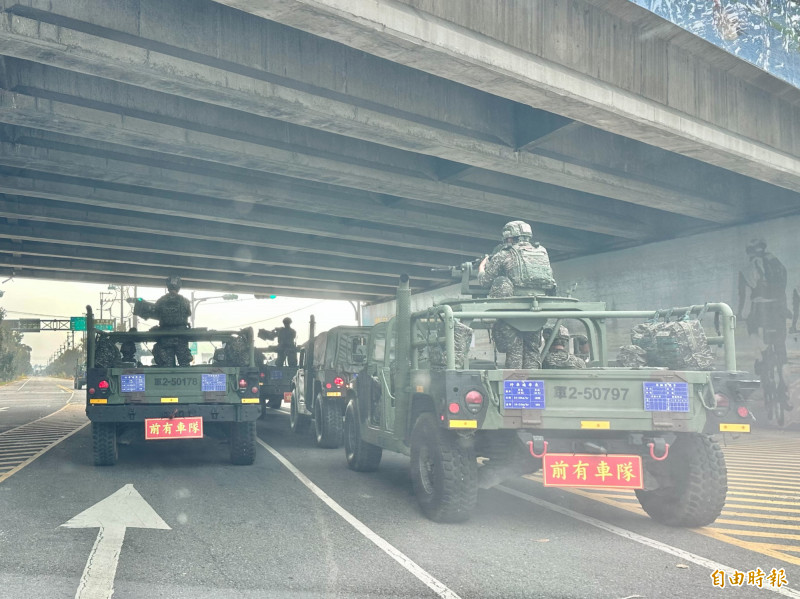 嘉義縣東石鄉港口宮附近可看到陸軍「長青17號」實兵操演部隊。（記者蔡宗勳攝）