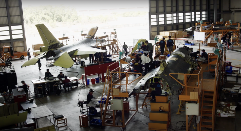 我國F-16A/B型戰機已使用逾20年，為此，空軍執行名為「鳳展專案」的F-16V升級計畫，如今專案即將結束，我們也才有機會一窺產線的狀況。（漢翔提供）