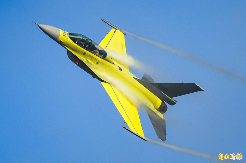 一架初構改完的F-16V先後要進行2次試飛，在這個階段飛機大多並不會把匿蹤塗料給漆上，飛機會以原本的黃色防鏽底漆進行飛行，並執行各式驗證科目。（記者劉宇捷攝）