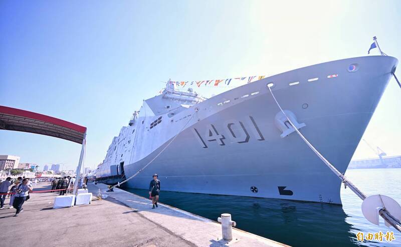 玉山艦開放參觀。（記者方賓照攝）