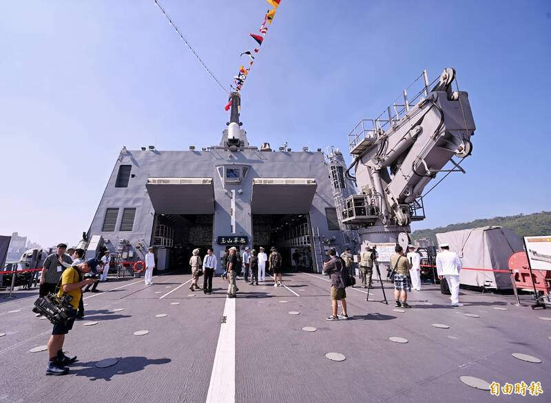 玉山艦開放參觀。（記者方賓照攝）