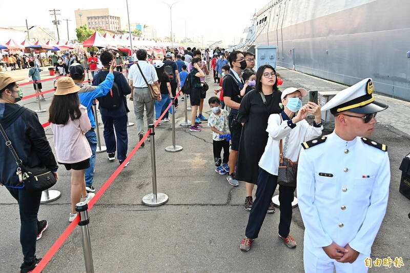 海軍「112年國防知性之旅」新濱營區今開放，現場一早湧入大批民眾進入營區參觀。（記者李惠洲攝）