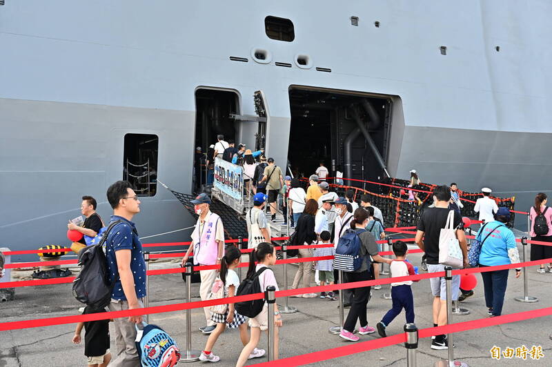 海軍「112年國防知性之旅」新濱營區今開放，現場一早湧入大批民眾進入營區參觀。（記者李惠洲攝）