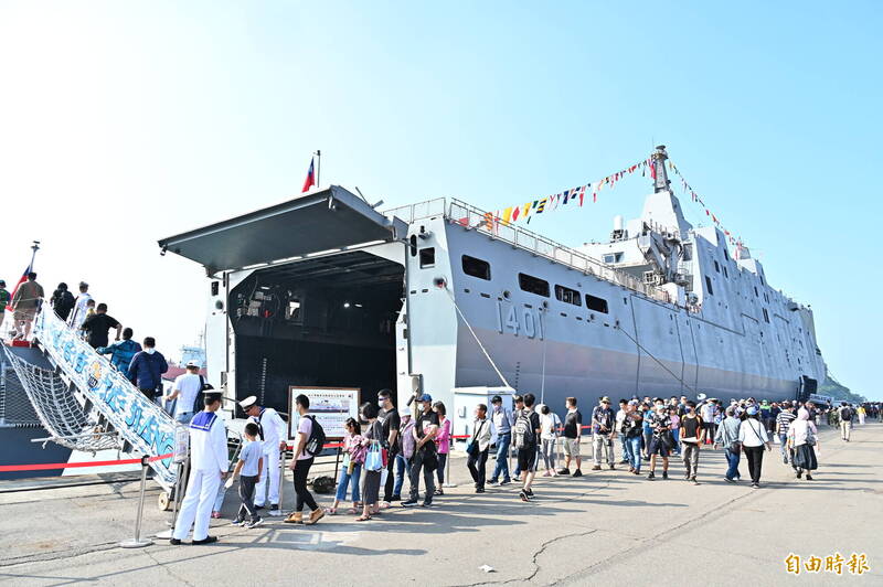 海軍「112年國防知性之旅」新濱營區今開放，現場一早湧入大批民眾進入營區參觀。（記者李惠洲攝）