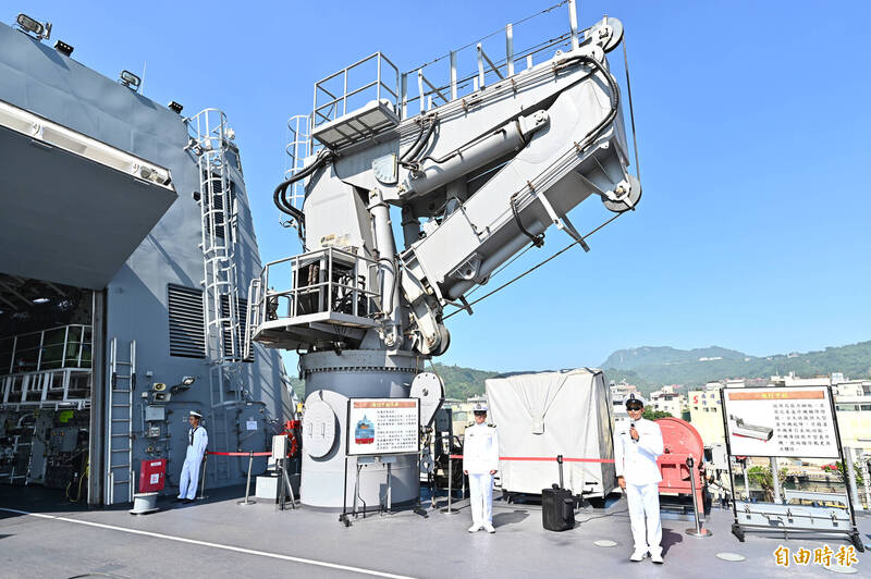 玉山艦飛行甲板吊車。（（記者李惠洲攝）