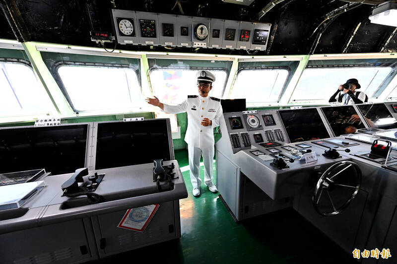 玉山軍艦內部駕駛指揮室設施首度曝光。（記者李惠洲攝）