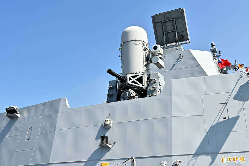 塔江艦武器方陣快砲，平均每分鐘可發射4500發，主要功能為反制攻船飛彈。（記者李惠洲攝）
