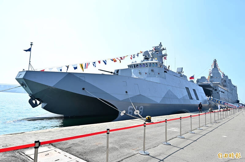 塔江艦為採雙船體設計，具有中短程防空與反艦作戰之能力。（記者李惠洲攝）