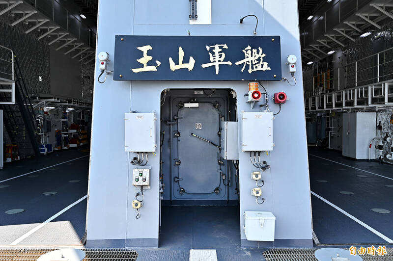 玉山艦為萬級噸位，可搭載大量全副武裝的海軍陸戰隊、兩棲登陸艇、兩棲突擊車、裝甲車和起降直升機。（記者李惠洲攝）